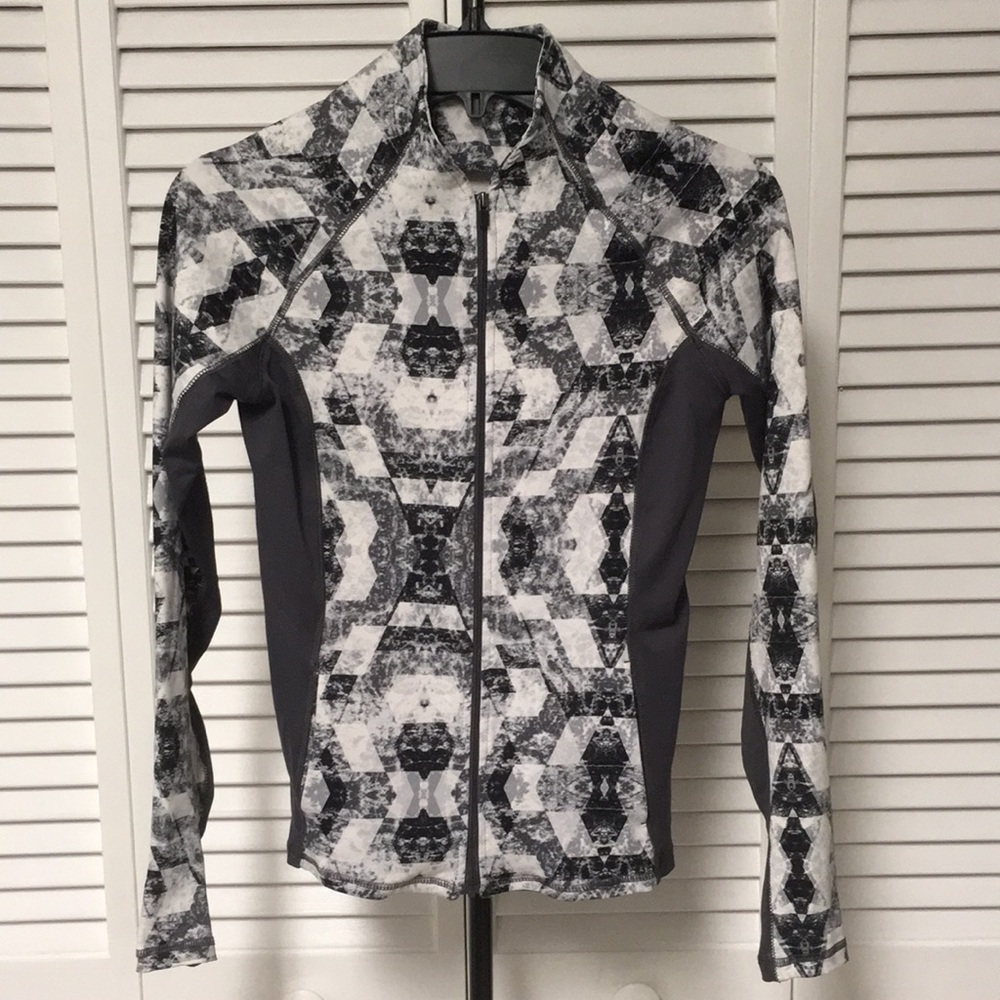 Patterned White and Grey Forever 21 Activewear Top (Small)